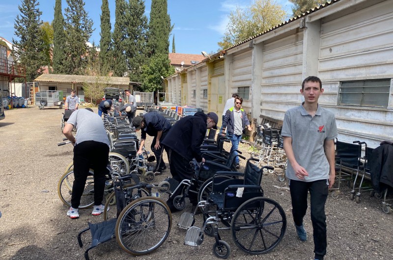 תלמידי נעל''ה בכפר סיטרין, בהרכבת וחידוש כסאות גלגלים שיוטסו בימים הקרובים לנפגעי המלחמה באוקראינה