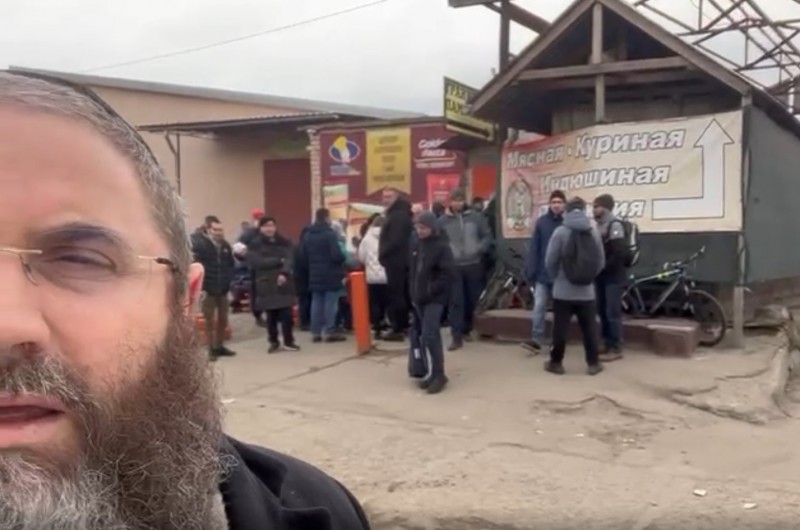 חרסון כבר רוסית: השליח מציג את תורי הענק אל חנויות המזון