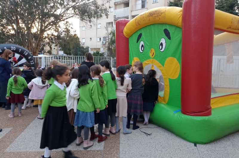 'משנכנס אדר מרבים בשמחה': פעילות חודש אדר לבנות 'בת מלך' בקהילת חב''ד בפתח תקווה