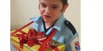 לויק גולדשמיד בן ה-5, שליח צעיר מצפון נתניה, התחפש לחייל בצבאות השם שמביא לרבי מתנות לקראת י