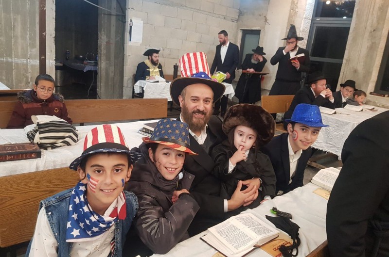 קריאת מגילה בבית הכנסת החב