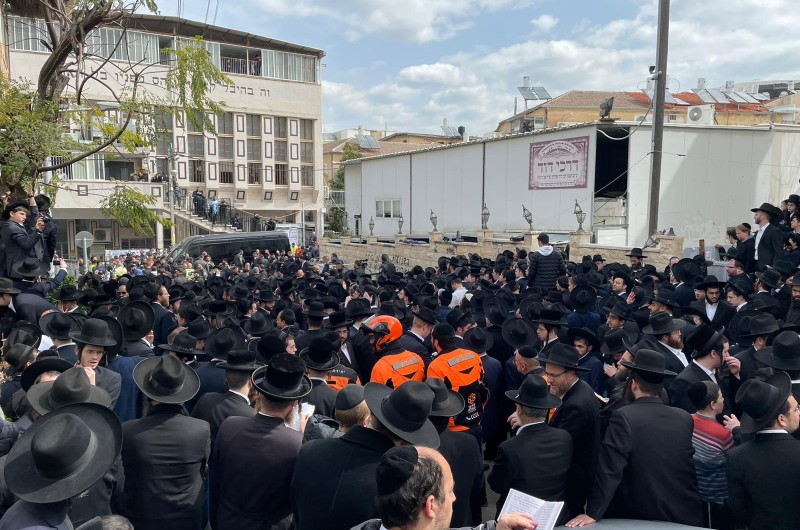 לקראת ההלוויה: המונים מתקצבים ליד ביתו של רבי חיים קנייבסקי זצ