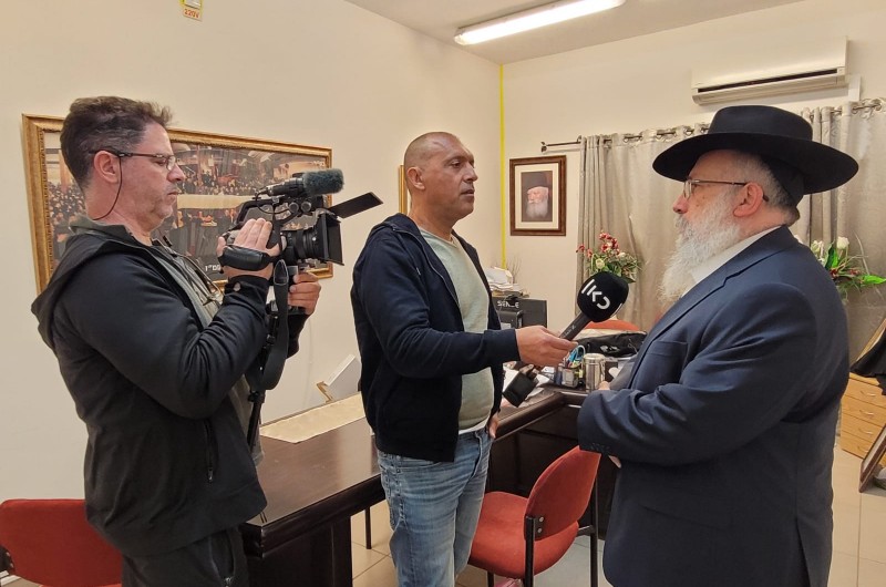 שליח הרבי בבאר שבע בראיונות לתקשורת על הרב קרביצקי הי