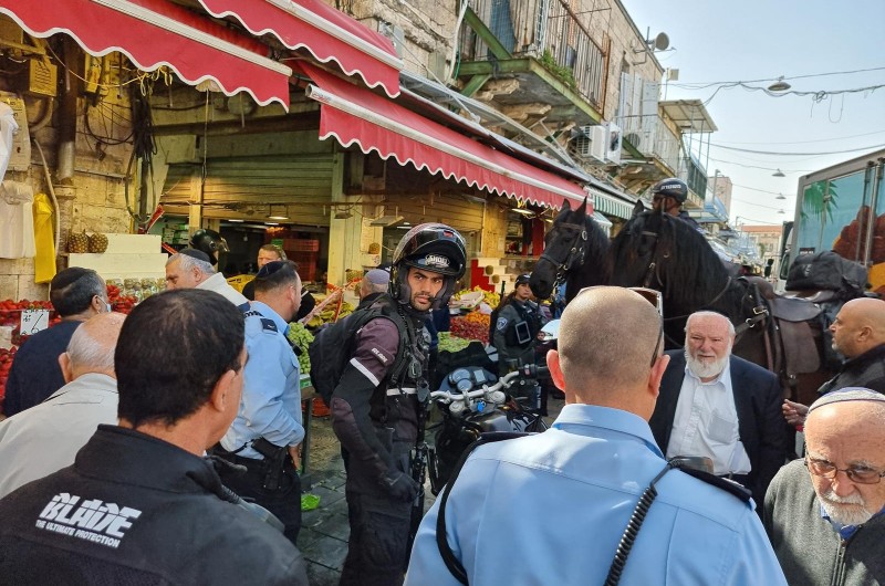 ירושלים: ערבים ממזרח העיר תקפו שוטרים בברוטאליות - ונורו