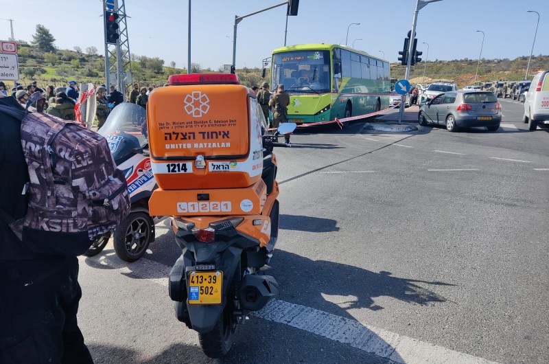 גוש עציון: מחבל דקר יהודי באוטובוס - נוסע חרדי פעל בתושייה