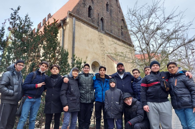 קבוצת תלמידים מבית ספר חב