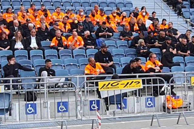 הרב מוטי הלפרין מצעירי אגודת חב''ד בתדרוך ראשוני ל-1 מתוך 6 חברות אבטחה שיאבטחו את הכינוס הגדול באולמי טדי - י הרב מוטי הלפרין מצעירי אגודת חב''ד בתדרוך ראשוני ל-1 מתוך 6 חברות אבטחה שיאבטחו את הכינוס הגדול באולמי טדי - י