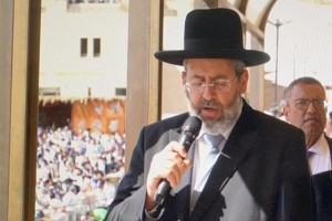 הרב דוד לאו קורא לציבור להתפלל לרפואת רעייתו הרבנית