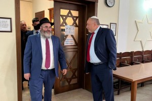 אזרבייג'ן: איווט ליברמן הגיע אל בית הכנסת וסיפר על שליחי הרבי
