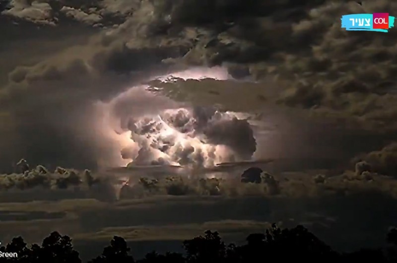 הצלם האוסטרלי תיעד: כזו סופת ברקים עוד לא ראיתם • מרהיב