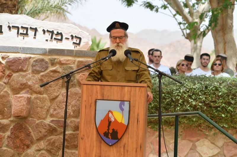 הרב שמעון אייזנבך, רב שכונת השחמון באילת ורב צבאי במיל. קורא פרק תהילים לע