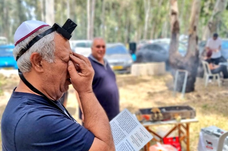 בזמן שעם ישראל יצא לנפוש באתרי הטבע ברחבי הארץ, יצאו חסידי חב