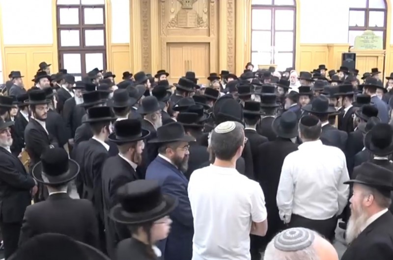 שליח הרבי, הרב חיים קפלן מצפת והרב כתריאל שם טוב מנהל ישיבת 'מעיינות' בירושלים, בהלווייתו של ר' שלום פישר ז