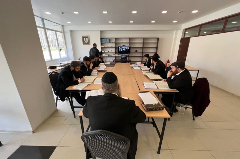 תלמידי הסמיכה ב'תומכי תמימים' מוסקבה בראשות השליח הרב מנחם מענדל גולדברג והשליח הרב דוד רוזנצוויג, נבחנו בהצטיינות על הלכות תערובות אצל הרב שניאור זלמן ירוסלבסקי - רב קהילת חב