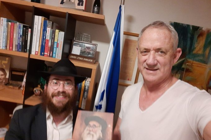רגע לפני שטס לארצות הברית, שר הביטחון בני גנץ קיבל לביתו את שליח הרבי בראש העין הרב נחום כהן, שסיפק לו ספר על חייו של זקנו הרב אברהם צבי כהן ע רגע לפני שטס לארצות הברית, שר הביטחון בני גנץ קיבל לביתו את שליח הרבי בראש העין הרב נחום כהן, שסיפק לו ספר על חייו של זקנו הרב אברהם צבי כהן ע
