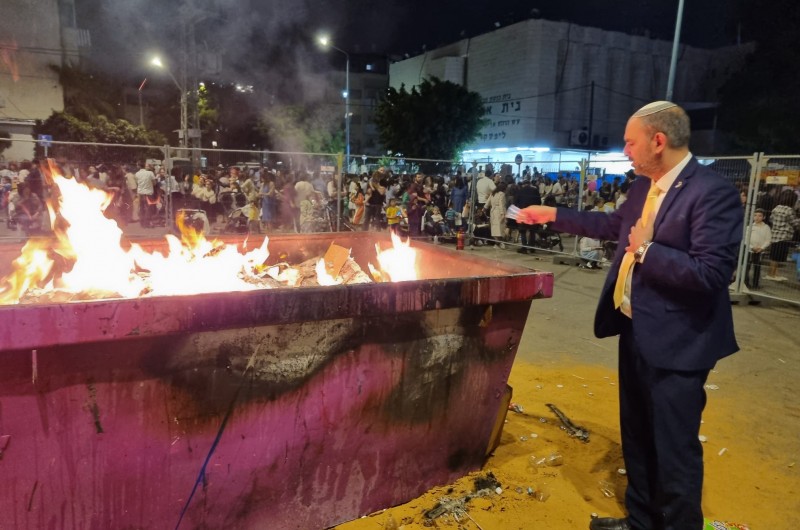 הבטיח וקיים: לאחר שהמשטרה לא אישרה בתחילה את הדלקת המדורה המסורתית מזה עשרות שנים בשיכון חב