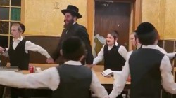 רגע לפני שעלו לבמה באירוע המרכזי בקראון הייטס: מקהלת הילדים של חסידי סקווירא מבורו-פארק בריקוד חסידי בזאל הקטן ב-770 • צפו: רגע לפני שעלו לבמה באירוע המרכזי בקראון הייטס: מקהלת הילדים של חסידי סקווירא מבורו-פארק בריקוד חסידי בזאל הקטן ב-770 • צפו: