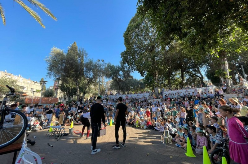 כ-10,000 ילדים מ-22 שכונות בחיפה צעדו בתהלוכות חב