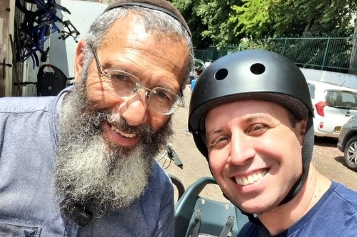 כשעיתונאי Ynet הגיע לתקן בתל אביב אופניים אצל חסיד חב
