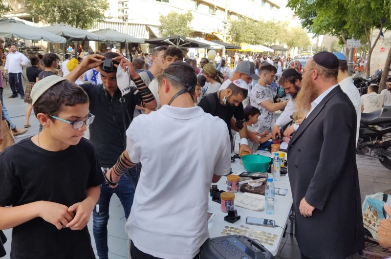 אלפים צועדים בירושלים: 'מבצע תפילין' מתוגבר ברחוב יפו • צפו