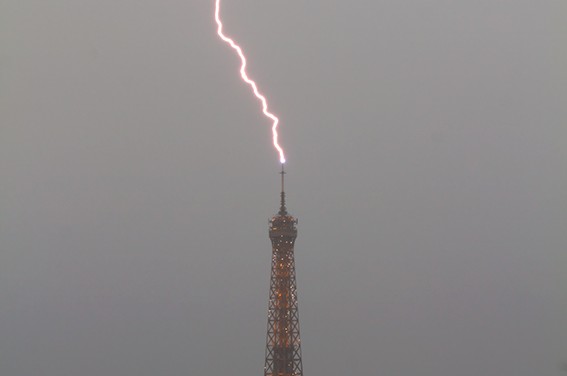 רגע נדיר: כך נראה ברק פוגע בראש מגדל אייפל המפורסם