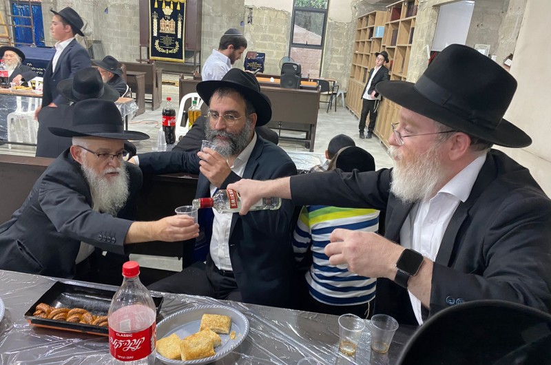 בטקס צנוע: נקבעו מזוזות בבית הכנסת חב