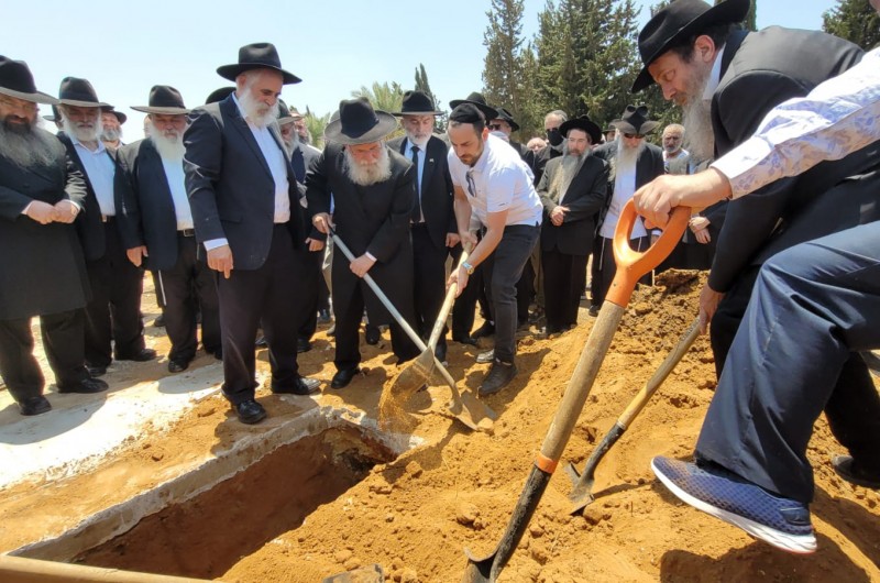 רבה של חולון - הרב יוחנן גורארי' בכיסוי הקבר של הרה