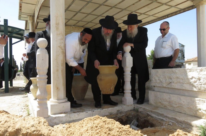 השליח באשדוד קבר ספר תורה פסול שהגיע מקנדה