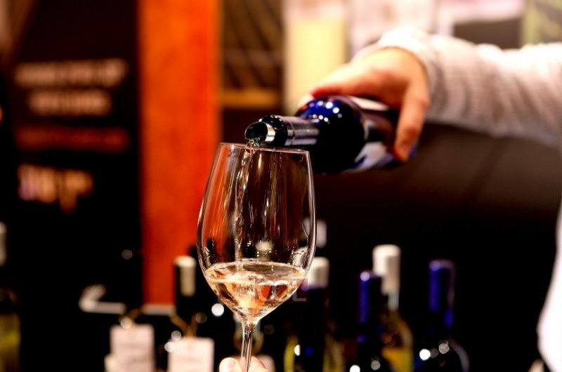 בערבי שבת וחג: תותר מכירת יינות גם לאחר השעה 23:00
