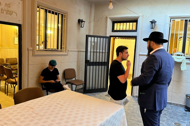 השליח במרוקו הרב לוי באנון בשיחה עם צעירים ממשפחות מקורבות של חב