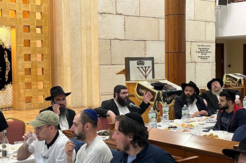 רב העיר קאלוגה השליח הרב מיכאל הלוי אוישי בהתוועדות עם מאות משתתפים, בהתוועדות ג' בתמוז בבית הכנסת 