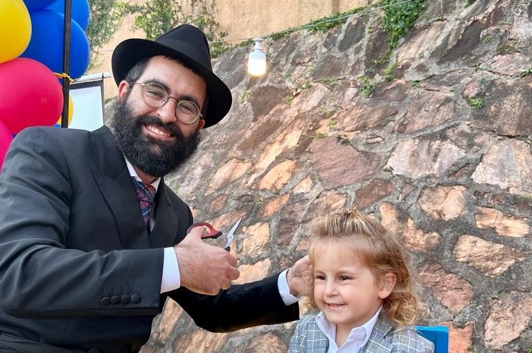 הקהילה היהודית בעיר אוגנדה שבאפריקה המרכזית חגגה את ה'אפשערניש' לבנם של שלוחי חב