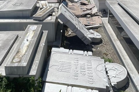 חמישה ילדים נעצרו לאחר שחיללו קברים יהודיים באיסטנבול