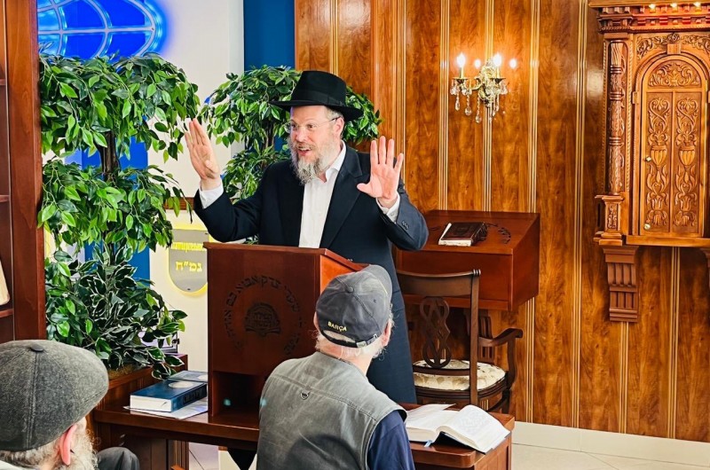 רב העיר פערם השליח הרב זלמן דייטש שהגיע לביקור בזק במוסקבה, כובד היום למסור את השיעור הקבוע בבית הכנסת 