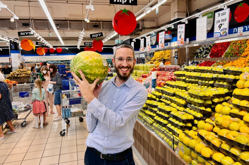 רומז משהו על סינגל חדש או פגישה אקראית? גל חום קיצוני פוקד את ארצנו, וזה הזמן להצטנן מעט: הזמר החב