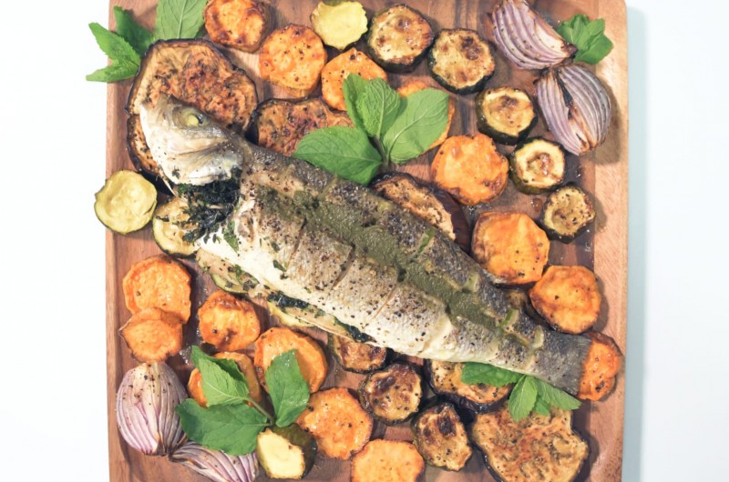 כזה לא טעמתם: דג בר צלוי על ירקות קלויים לצד רוטב צי'מיצורי
