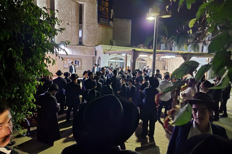 המונים מתאספים ליד בית הכנסת המרכזי של נחלת הר חב