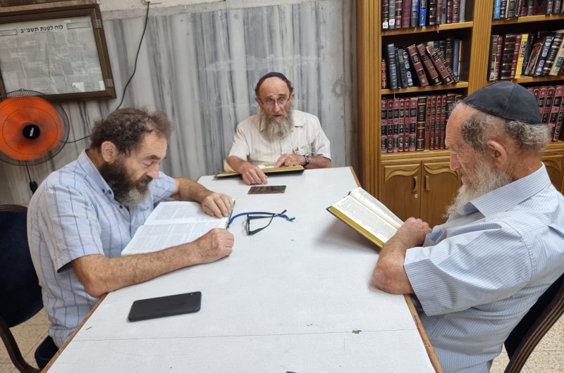 בתלתא הוי חזקה: שלושת האחים למשפחת קרסיק בלימוד גמרא משותף בבית הכנסת המרכזי בכפר חב