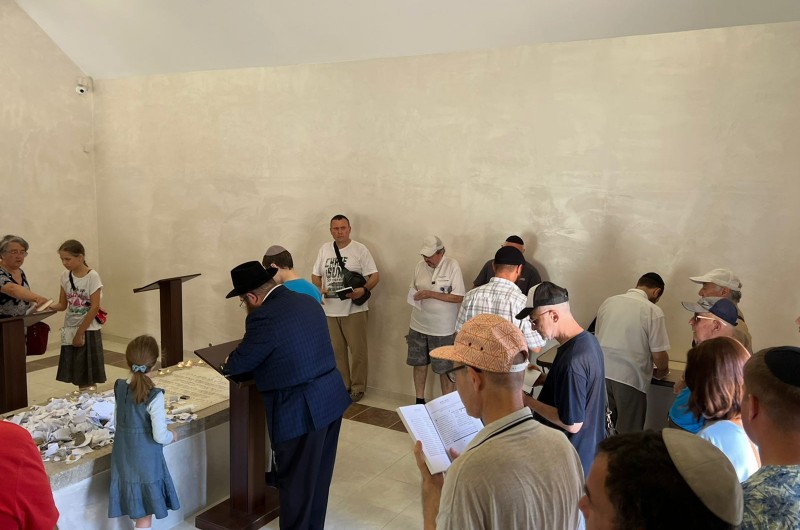 השליח הרב יוסי וולף על ציון רבי הלל מפאריטש בחרסון לרגל יום היארצייט שחל היום, י