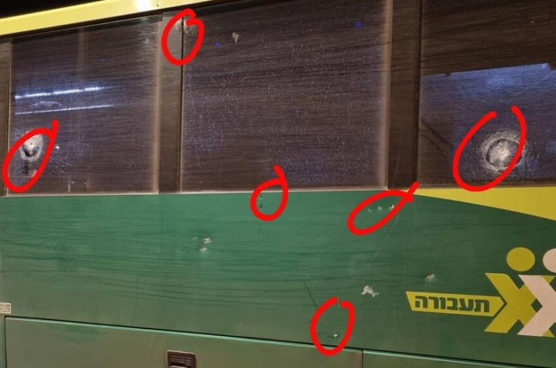 ניסיון פיגוע: שמונה פגיעות ירי זוהו באוטובוס אגד שנסע לכיוון אריאל בכביש 60, איש לא נפגע. 