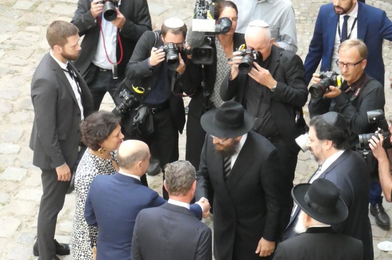 באירוע לציון 25 שנה ל'יד ושם' בגרמניה: אורח הכבוד הקנצלר אולף שולץ, בשיחה עם שליח חב