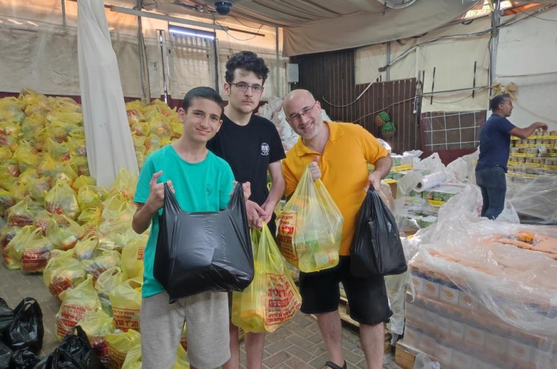 לא מפספס הזדמנות לחסד: המשנה לראש העיר הרצליה ודובר איגוד השופטים ירון עולמי, מסייע באריזת וחלוקה של סלי מזון לרגל ראש השנה, בבית חב