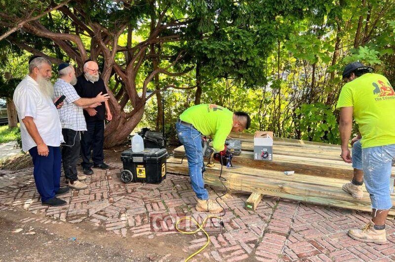 הראשונה בעולם? רובשקין בנה סוכה לאורחיו בתשרי תשפ