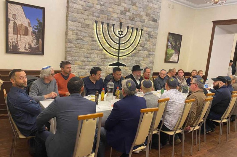 מתחממים לקראת סליחות: חברי הקהילה היהודית בעיר אירקוצק שבסיביר בהתוועדות חסידית בבית הכנסת חב