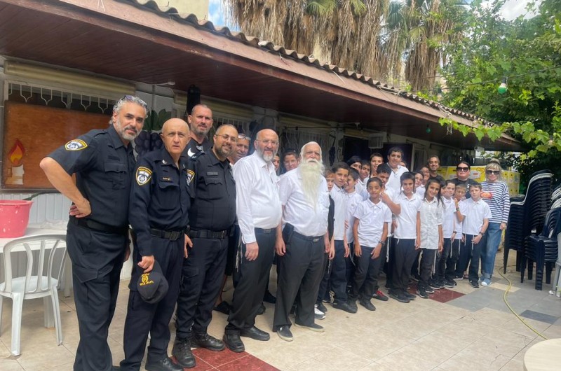 תלמידי כיתה ז' ושוטרי ראשון לציון ארזו סלי מזון 