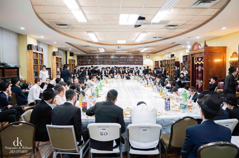 האורחים התוועדו עם הרבנים וילהלם וכצמן לרגל ראש השנה
