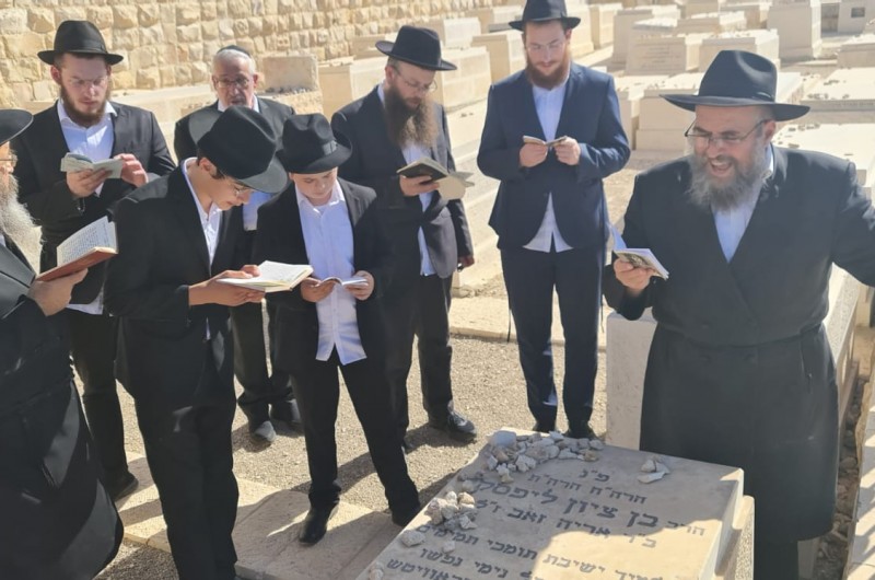 מקורבים ובני משפחה עלו לקברו של הרב בן ציון ליפסקר, שליח ורב העיר ערד, חבר בי