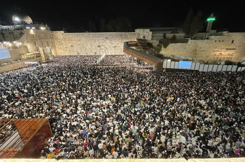 מעל מיליון איש הגיעו להתפלל בכותל המערבי במעמדי הסליחות