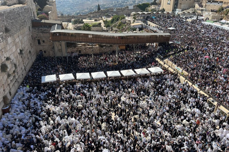 מעמד ברכת הכוהנים המסורתי הבוקר, ליד הכותל המערבי שריד בית מקדשנו, בהשתתפות אלפים (צילום: דוברות המשטרה)