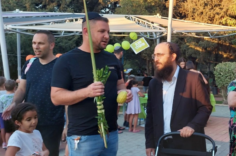 מבצע ארבעת המינים התקיים היום כחלק מהפעילות של חג סוכות בפארק המשפחה בעיר כרמיאל, שאורגן ע